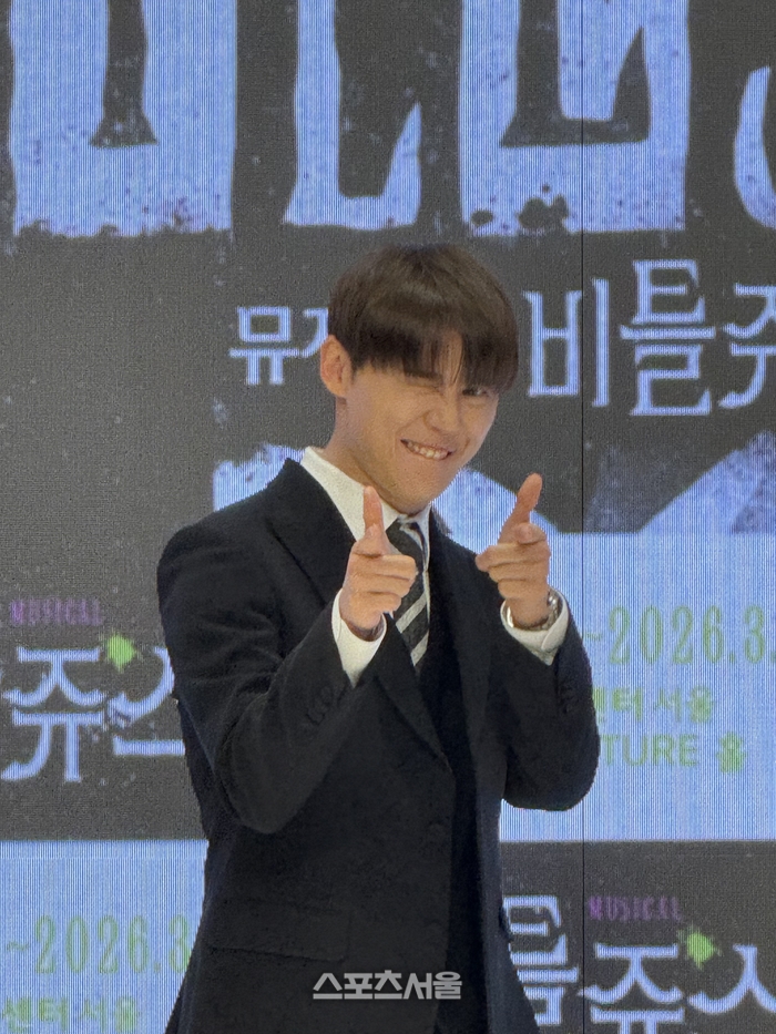1일 뮤지컬 ‘비틀쥬스’ 프레스콜에서 김준수가 개인 사진을 촬영하고 있다. 사진 | 표권향 기자 gioia@sportsseoul.com