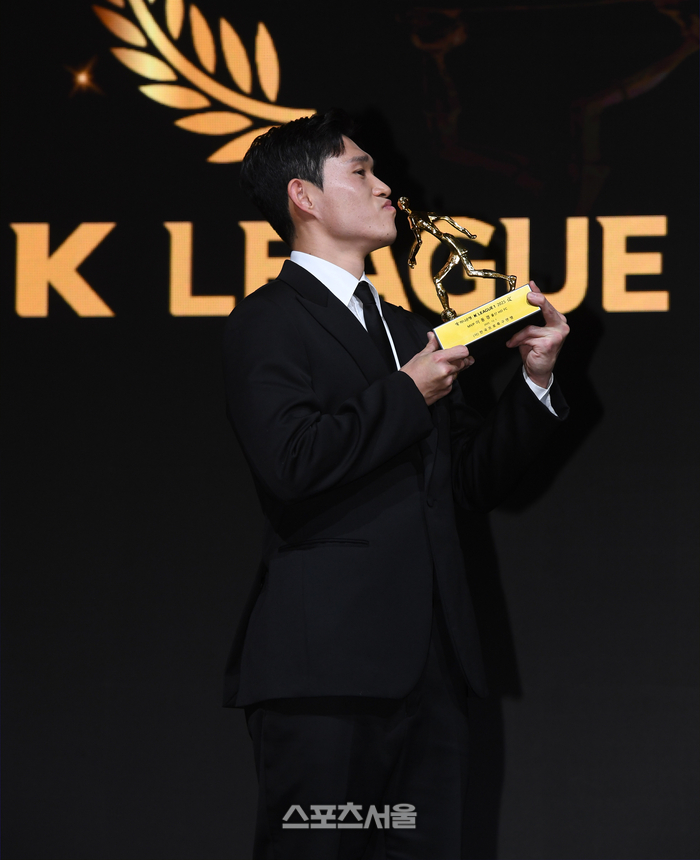 [포토]울산 이동경, K리그1 MVP 트로피 입맞춤