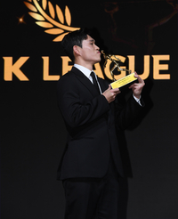 [포토]울산 이동경, K리그1 MVP 트로피 입맞춤