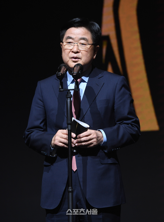 [포토]인사말 하는 권오갑 총재