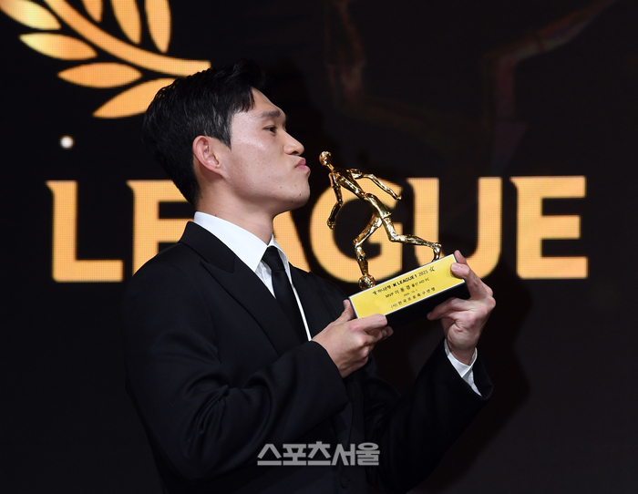 MVP 주인공, 이동경 “더 좋은 사람 되기 위해 끊임없이 노력하겠다, 월드컵 위해 신중하게 결정해야”[K리그 시상식]