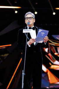 “자리에서 일어나 달라” 주윤발의 떨리는 목소리…2만 관객과 현장 추모식