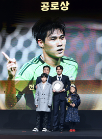 [포토]전북 최철순, K리그 시상식 공로상 수상