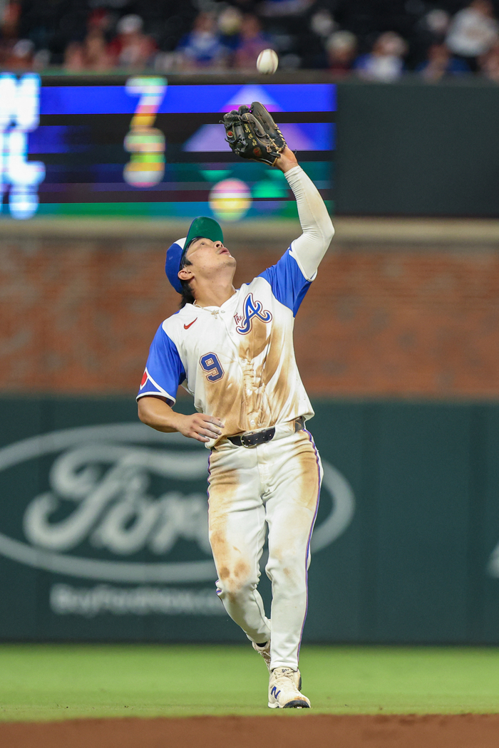 애틀랜타 김하성이 27일(현지시간) 미국 조지아주 컴벌랜드 트루이스트 파크에서 열린 2025 메이저리그(ML) 피츠버그전 8회 수비 도중 플라이 타구를 잡아 아웃 처리하고 있다. 사진 | Imagn Images 연합뉴스