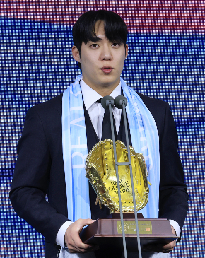 1일 서울 광진구 그랜드워커힐 호텔에서 열린 한국프로야구선수협회 시상식인 2025컴투스프로야구 리얼 글러브 어워드에서 선발투수상을 받은 삼성 원태인이 수상 후 소감을 말하고 있다. 사진 | 연합뉴스