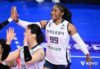 ‘10연승’ 도로공사 질주는 어디까지? 승점 빼앗는 팀이 없다, 여자부 ‘최다’ 15연승까지 갈 기세