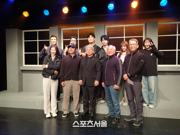 10월 28일(화) 오후 7시, 중앙청소년문화의집 공연장에서 열린 ‘제61회 예술제’ 2025 연극공연 ‘XXL 레오타드 안나수이 손거울’에서 채수남 원주예총 회장이 출연배우들, 관계자들과 기념촬영을 하고 있다. (뒷줄 왼쪽부터)김대운, 김경환, 박영광, 류세일, 이하린, 이도경 배우 (앞줄 왼쪽부터)서지영 원주시청 문화예술과 예술팀장, 권오현 치악무대 대표, 채수남 원주예총 회장, 함두영 사단법인 한국연극협회 원주지부장, 이선규 극단 에버그린. 