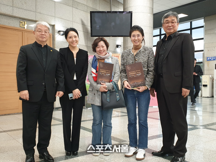 11월 2일 오후 4시 치악예술관 공연장에서 열린 ‘제61회 원주예술제’ 마지막 프로그램인 아파쇼나타 윈드오케스트라의 웅장한 관악사운드로 영화음악의 진수를 보여준 2025 원주음악제 ‘시네마콘서트’에서 채수남 원주예총회장이 (왼쪽부터)전하나 (사)아파쇼나타윈드오케스트라 지휘자((사)한국음악협회 원주지부 사무국장), 박혜순 원주시청 문화예술과장, 서지영 예술팀장, 정년교 (사)한국음악협회 원주지부장이 기념촬영을 하고 있다. 