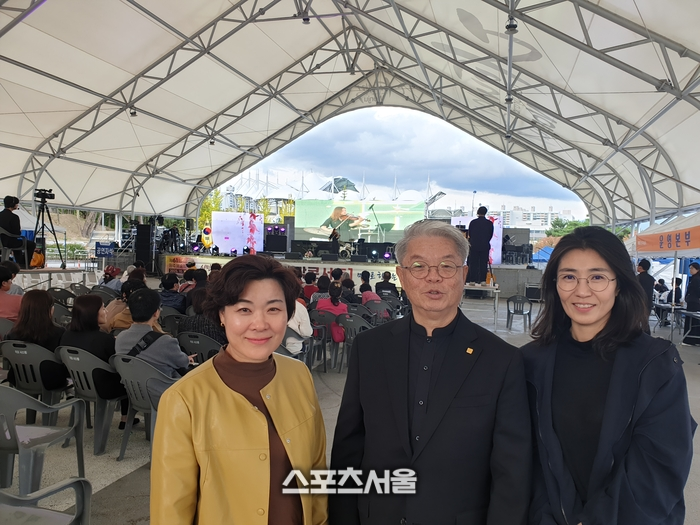 10월 19일(일) 오후 4시, 댄싱공연장 주차장 상설공연장에서 열린 ‘제61회 예술제’ 개막식에서 채수남 원주예총회장이 원주시청 박혜순 문화예술과장, 서지영 예술팀장과 기념촬영을 하고 있다. 원주예총은 원주시가 도시의 형태를 띄기 시작한 1962년 창립했다. 1964년부터 원주예술제를 개최했다. 원주예술제는 단순한 공연이나 전시를 넘어 시민과 도시의 품격을 높이는 힘이 되고 있다. 