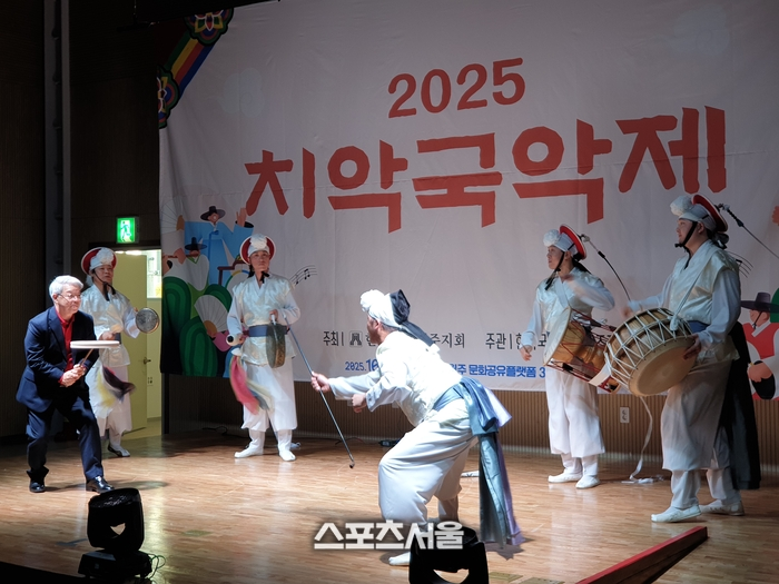 ‘제61회 예술제’ 2025 치악국악제(10월 27일)에서 채수남 원주예총 회장이 버나돌리기를 하고 있다. 