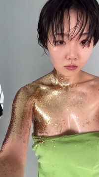 ‘이경실 딸’ 손수아, 상의 탈의하고 온몸에 금가루...파격 변신 비하인드 공개