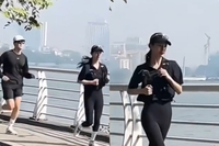 수지 뒤에 김선호, 하노이에서 포착된 ‘러닝 커플’ [★SNS]