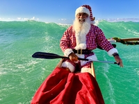 “루돌프 대신 카누 탔다”…하와이 아웃리거, 20주년 맞은 ‘이색 산타’ 이벤트