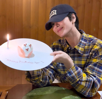 송혜교, 시크한 매력 폭발! ...목정욱 작가와 훈훈한 투샷