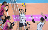 [포토] 김세빈에 세트 업하는 이윤정