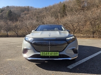 [원성윤의 가요타요] 뷔(V)의 ‘슬로우 댄싱’처럼…구름 위를 걷는 마이바흐 EQS680의 ‘완벽한 쉼표’