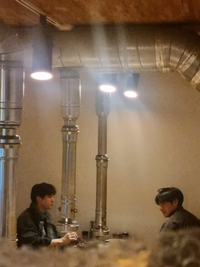 뷔, 전역 후에도 송강과 찐우정…군동기와 고깃집 브로맨스