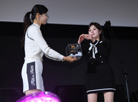 야구팬 추첨하는 박주연 아나운서