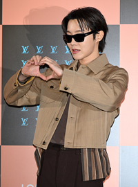 BTS 제이홉, 루이비통 행사서 크롭 재킷으로 완성한 트렌디 룩...글로벌 패션 아이콘! [이주상의 e파인더]