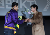 안현민의 신인상 축하하는 KT 이강철 감독