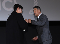 김주원의 수상 축하하는 NC 이호준 감독[올해의 상]