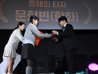 한화 문현빈에게 올해의 타자상 시상하는 야구팬[올해의 상]