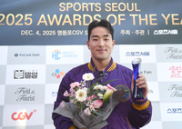 KT 안현민 ‘신인상 받았어요’  [올해의 상]