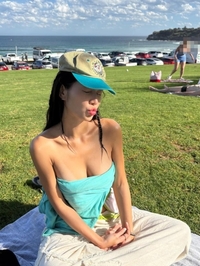 ‘뼈말라 볼륨감’ 소유의 역설적 바디라인…비키니조차 벗겨낸 자신감