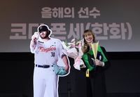 ‘올해의 선수’ 코디 폰세, 또다시 ‘최고’다…신인 안현민-타자 문현빈-투수 원태인 [올해의 상]