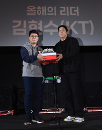 ‘올해의 리더’ 김현수, 시상자 팬에게 통 큰 선물을!