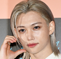 필릭스, 올 화이트 수트로 완성한 앤드로지너스 룩...루이비통이 사랑하는 글로벌 아이콘! [이주상의 e파인더]