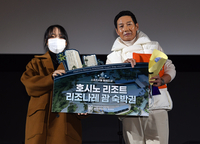 올해의 감독상 수상한 LG 염경엽 감독, 시상자 팬과 함께!