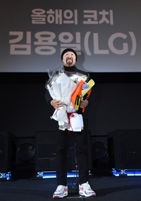 [포토]올해의 코치로 선정된 LG 김용일 코치