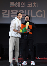 [포토]올해의 코치상 수상한 김용일 코치, 염경엽 감독과!