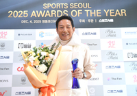 LG 사령탑 ‘최초 2회 우승’…‘왕조 건설’ 기반 마련한 염경엽 감독, 올해의 감독상 수상 [올해의 상]