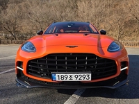 [원성윤의 가요타요] 도산대로 씹어먹은 ‘오렌지빛 파워’…GD 닮은 ‘도로 위 아이콘’ 애스턴마틴 DBX707