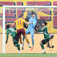 [포토]전북 김정훈 골키퍼를 뚫는 광주 프리드욘슨의 헤더골