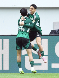 [포토]선제골 합작한 전북 이동준과 송민규