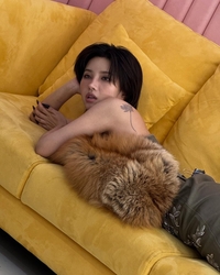 고혹미 넘치는 아이들 소연, 어깨 위 연꽃 타투 포착