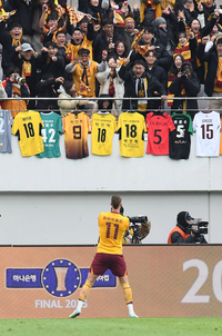 [포토]광주 프리드욘슨의 동점골 세리머니