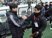 [포토]인사 나누는 광주 이정효 감독과 전북 정조국 코치