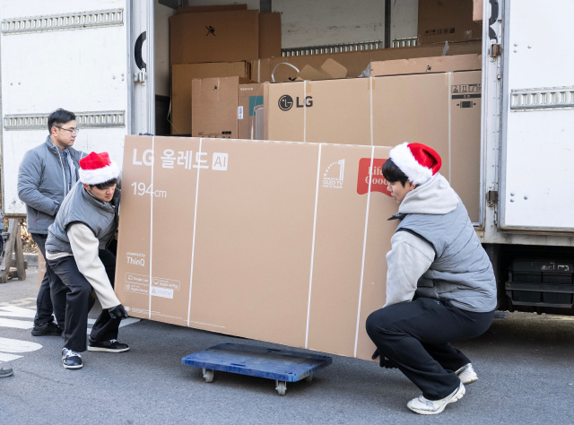 “모두 따뜻한 연말 보내길” LG 박해민-홍창기, 통합우승 공약 실행…장애인 시설에 TV 설치
