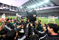 [포토]전북 타노스 코치, 코리아컵 우승에 헹가래까지...