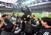[포토]전북 선수들의 헹가래 받는 타노스 코치