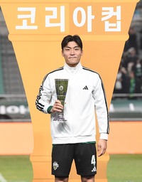[포토]코리아컵 MVP로 선정된 전북 주장 박진섭