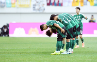 [포토]타노스 코치를 위한 세리머니를 하는 전북 선수들