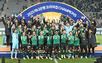[포토]코리아컵 우승 트로피 들어올리는 전북 현대