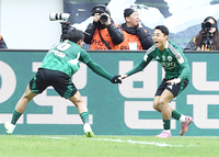 [포토]송민규와 선제골의 기쁨을 나누는 전북 이동준