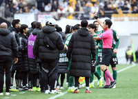 [포토]이승우에게 옐로 카드 내미는 박병진 주심