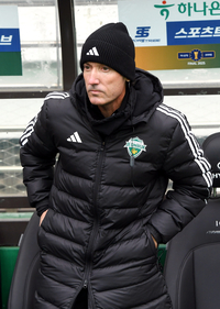 [포토]포옛 감독을 대신해 벤치를 지키는 전북 타노스 코치